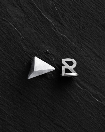 Srebrny kolczyk wkrętka PYRAMID - 809