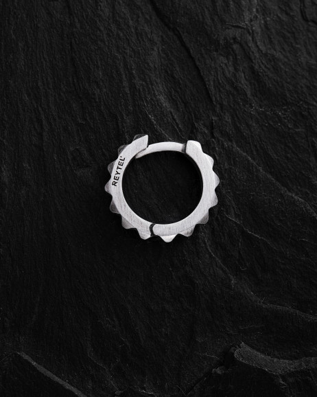 Srebrny kolczyk koło HARD