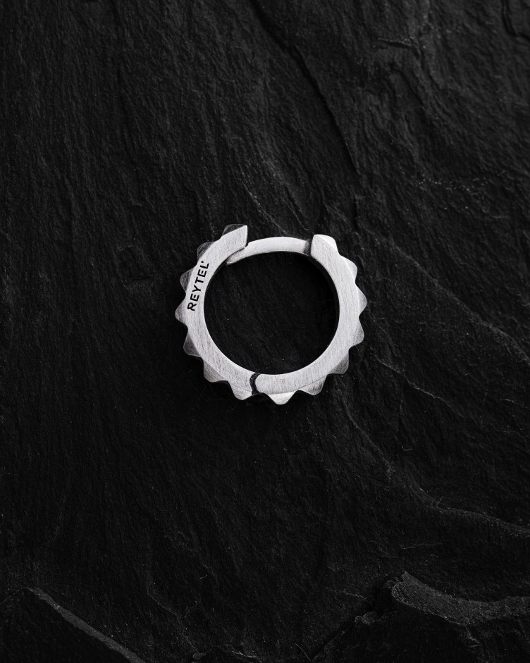 Srebrny kolczyk koło HARD