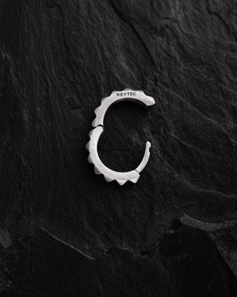 Srebrny kolczyk koło HARD 3