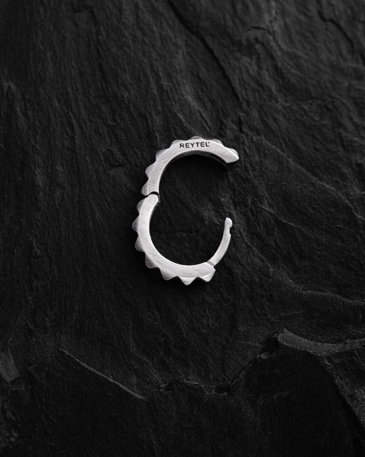 Srebrny kolczyk koło HARD 3