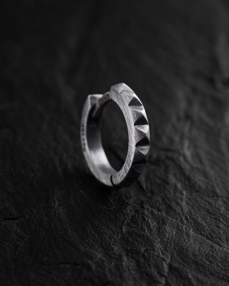 Srebrny kolczyk koło HARD 5