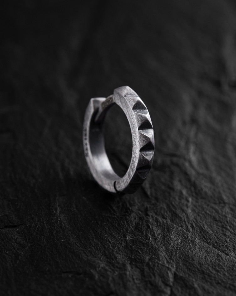 Srebrny kolczyk koło HARD 5