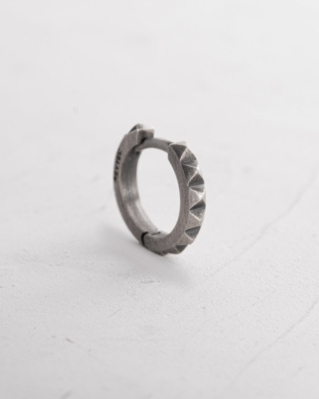 Srebrny kolczyk koło HARD 7