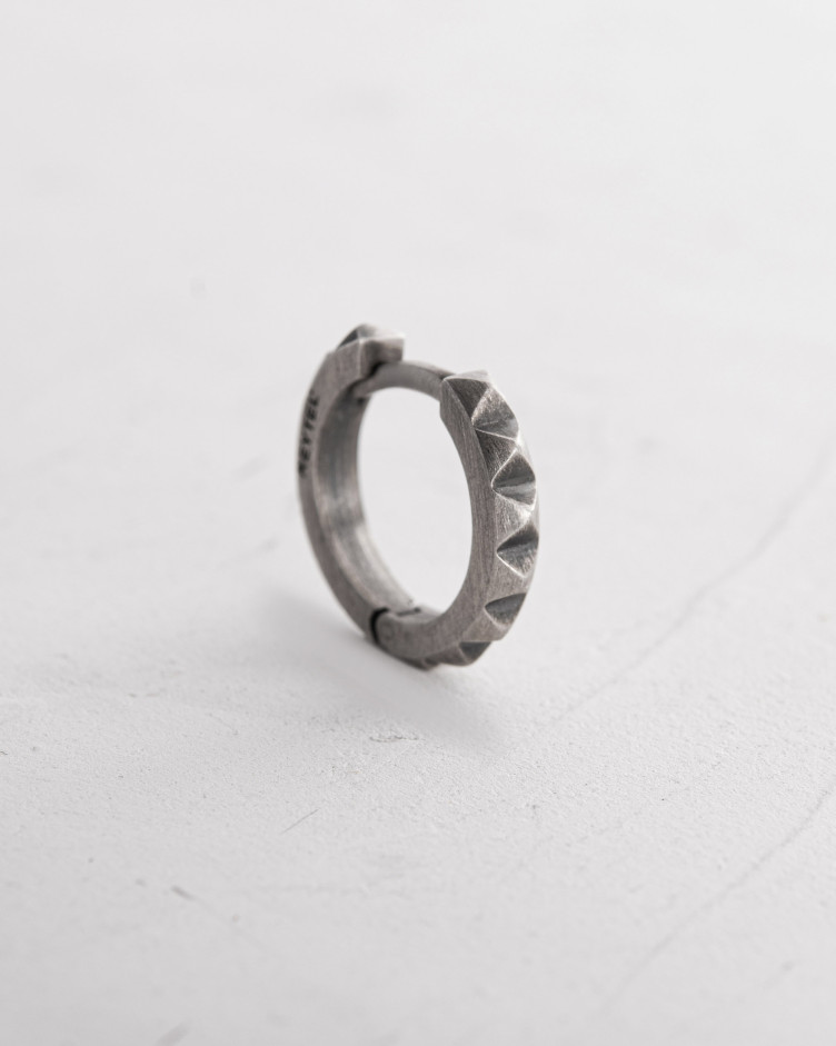 Srebrny kolczyk koło HARD 7