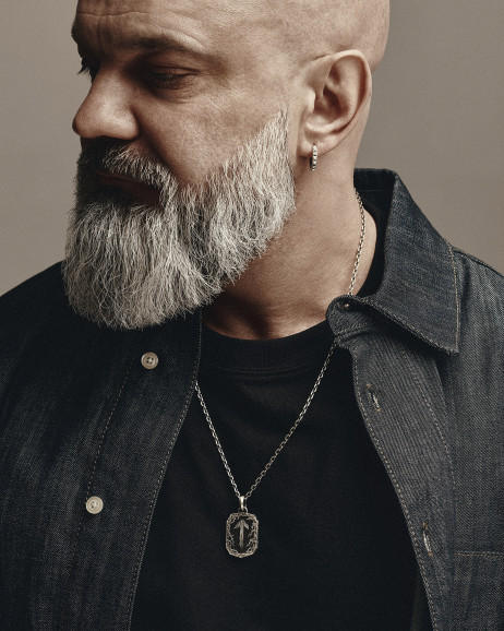 Srebrny kolczyk koło HARD 8