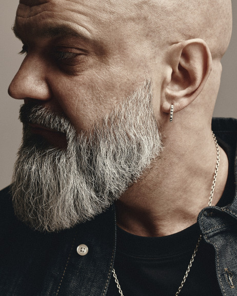 Srebrny kolczyk koło HARD 4