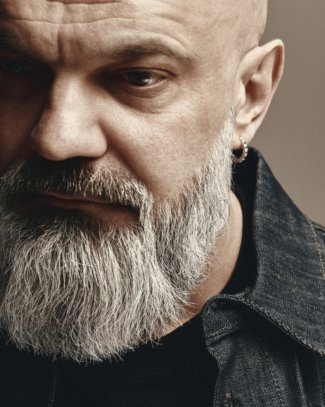 Srebrny kolczyk koło HARD 6