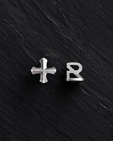 Srebrny kolczyk wkrętka TEMPLAR CROSS - 3077