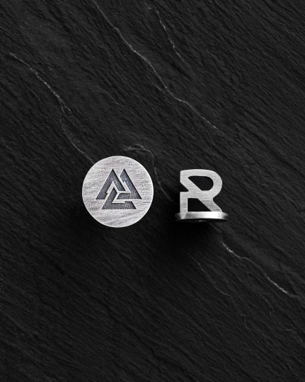 Srebrny kolczyk wkrętka VALKNUT - 3078