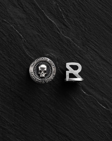 Srebrny kolczyk wkrętka MEMENTO MORI. VIVERE MEMENTO - 3138