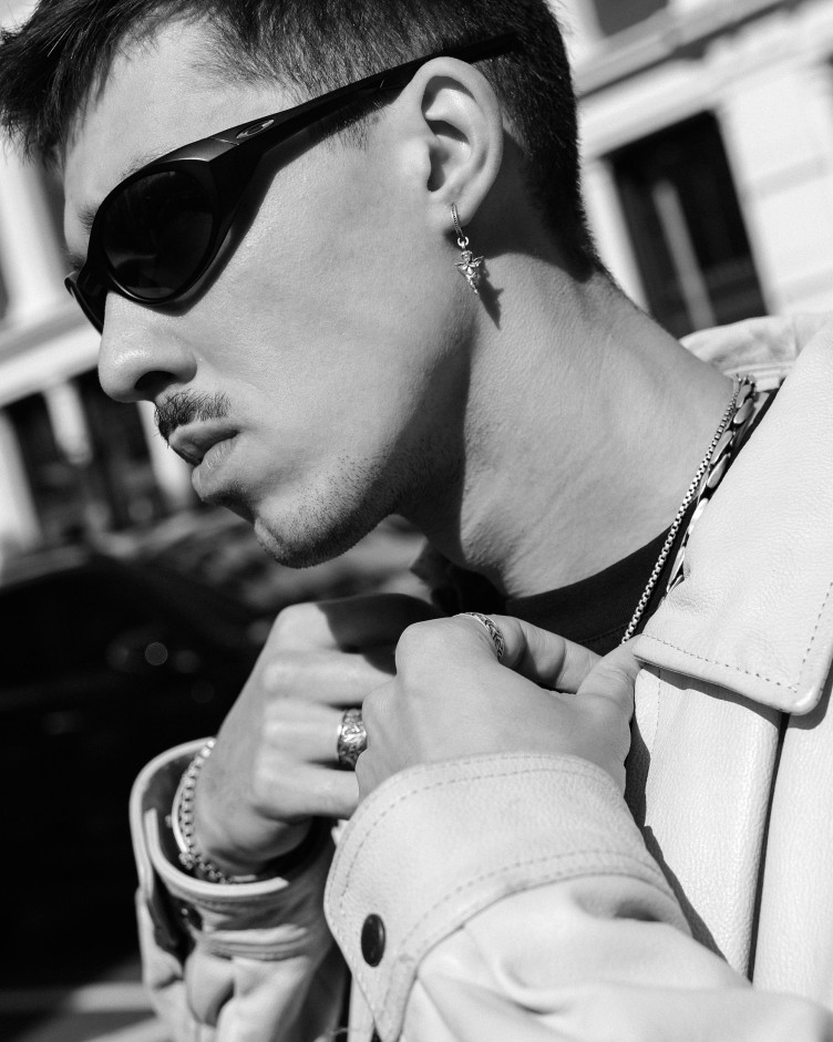 Srebrny mono - kolczyk ANIOŁ ŚWIATŁA 8