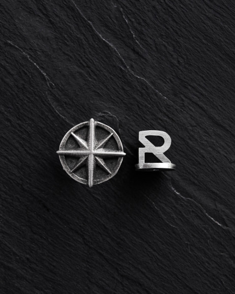Srebrny mono - kolczyk COMPASS