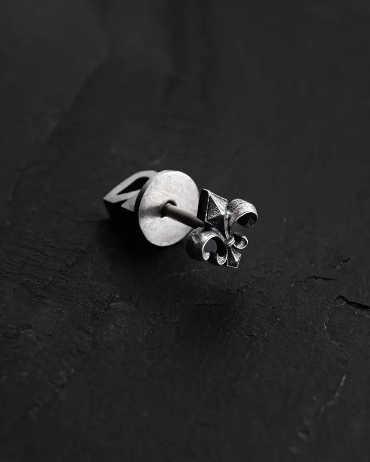 Srebrny kolczyk wkrętka FLEUR DE LIS 3
