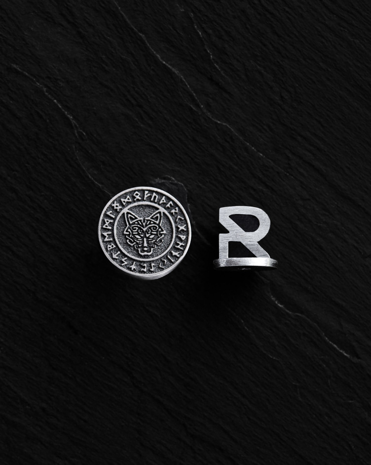 Srebrny mono - kolczyk WOLF. RUNES