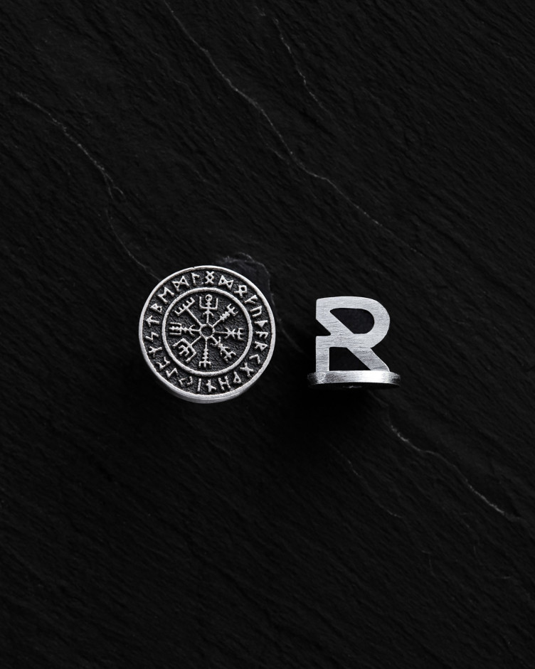 Srebrny mono - kolczyk VEGVISIR. RUNES