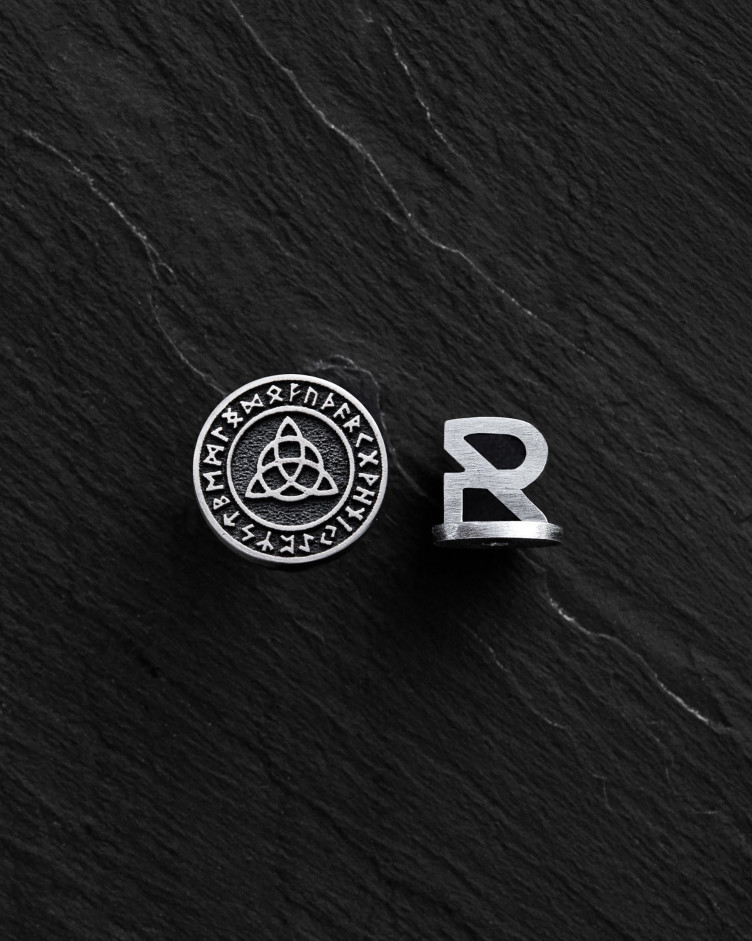 Srebrny mono - kolczyk TRIQUETRA. RUNES