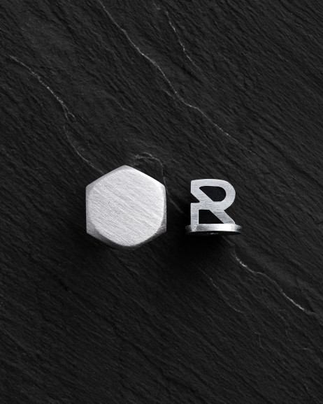 Srebrny mono - kolczyk HEXAGON