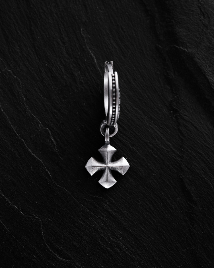 Srebrny kolczyk - kółko CROSS PATTÉE 2