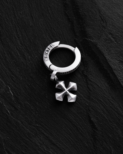 Srebrny pojedynczy kolczyk CROSS PATTÉE