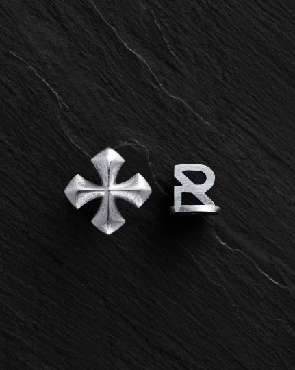 Srebrny kolczyk wkrętka CROSS PATTÉE