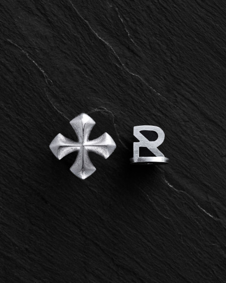 Srebrny mono - kolczyk CROSS PATTÉE