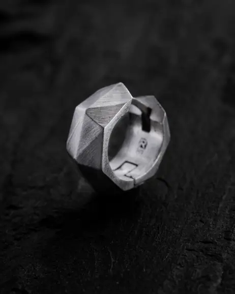Srebrny kolczyk koło FACETS 5