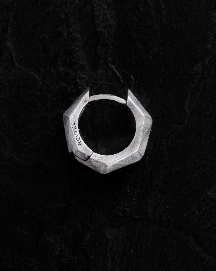 Srebrny mono - kolczyk FACETS 4