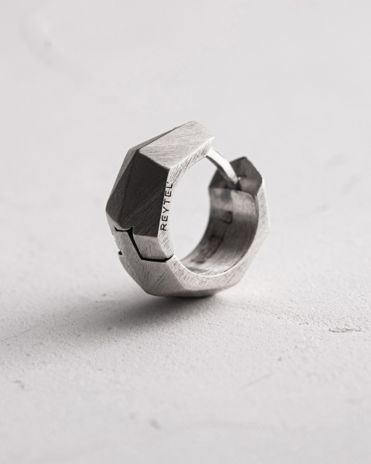 Srebrny mono - kolczyk FACETS 2