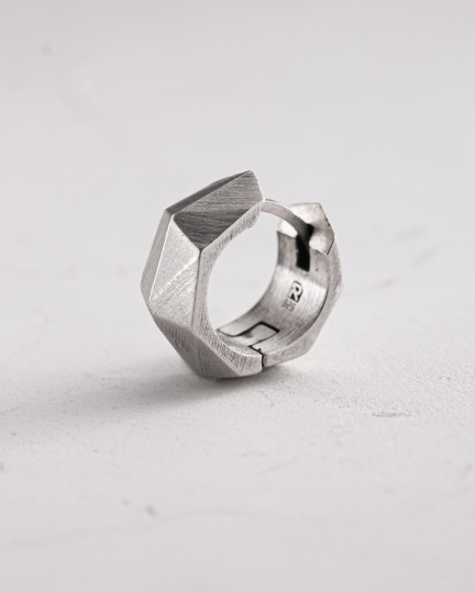 Srebrny kolczyk koło FACETS - 3770