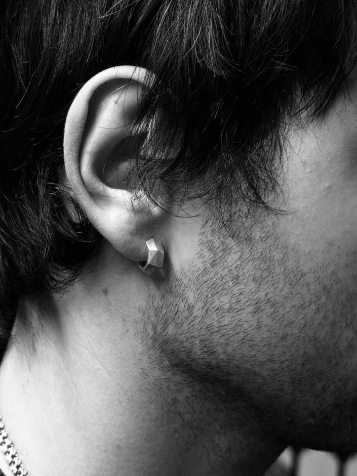 Srebrny mono - kolczyk FACETS 2