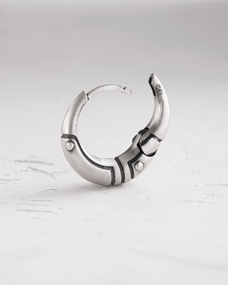 Srebrny mono - kolczyk AXE 2