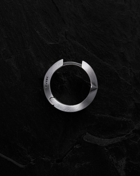 Srebrny kolczyk koło AXIS 4