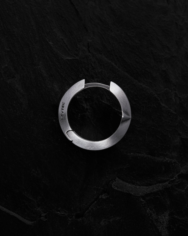 Srebrny kolczyk koło AXIS 4