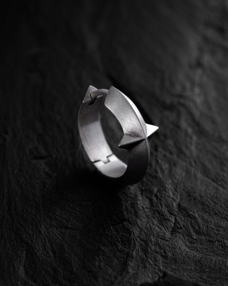 Srebrny kolczyk koło AXIS 2