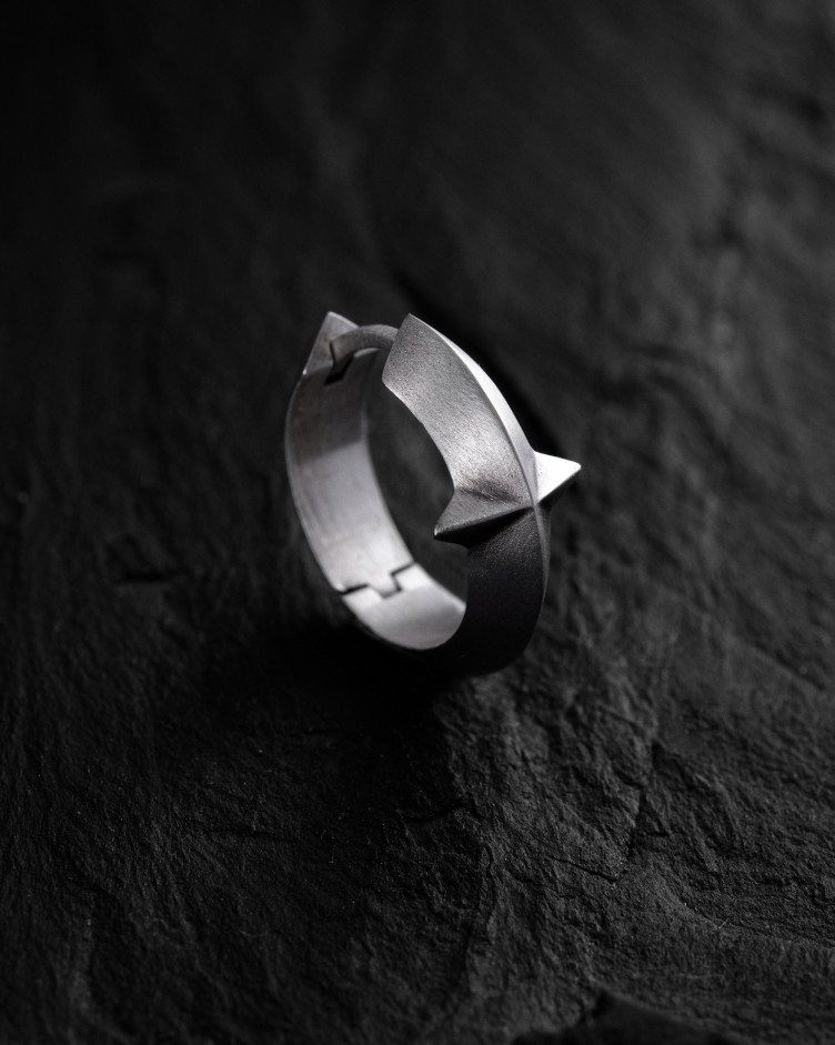 Srebrny kolczyk koło AXIS 2