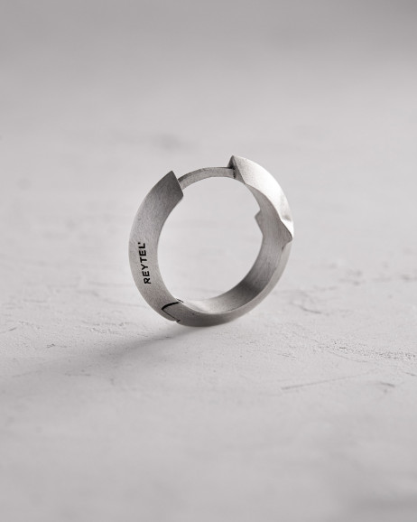 Srebrny kolczyk koło AXIS 6