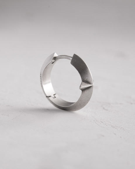 Srebrny kolczyk koło AXIS 7