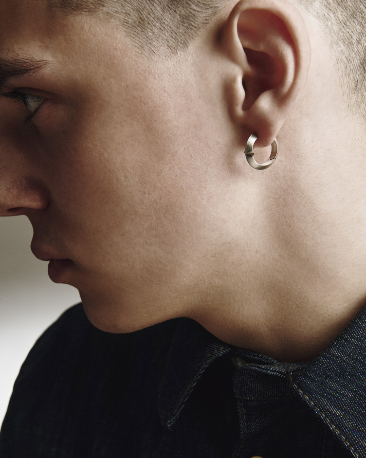 Srebrny kolczyk koło AXIS 5