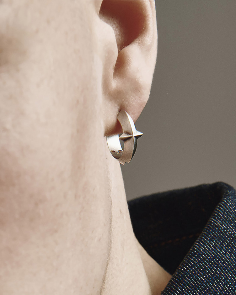 Srebrny kolczyk koło AXIS