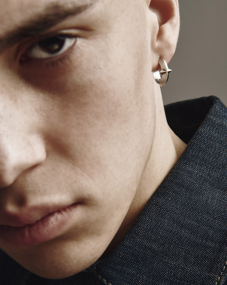 Srebrny kolczyk koło AXIS 3