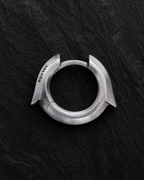 Srebrny kolczyk koło IGNEO