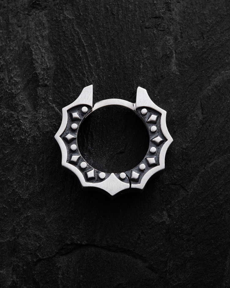 Srebrny kolczyk koło CORE 3