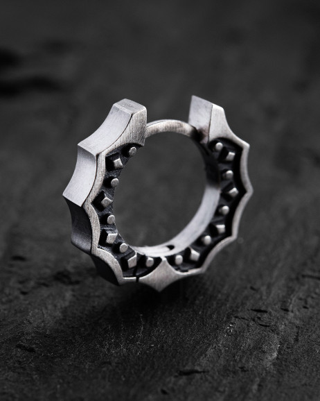 Srebrny kolczyk koło CORE