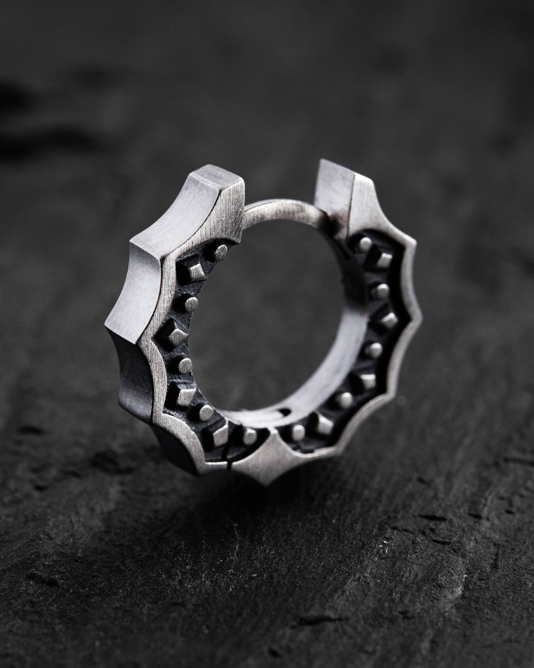 Srebrny kolczyk koło CORE