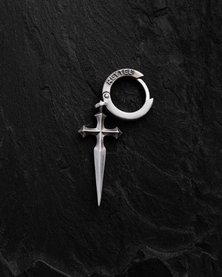 Srebrny kolczyk koło SWORD - 4063