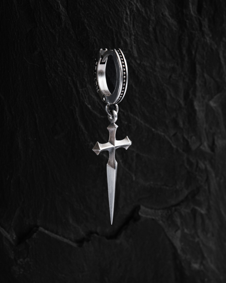 Srebrny kolczyk koło SWORD 2