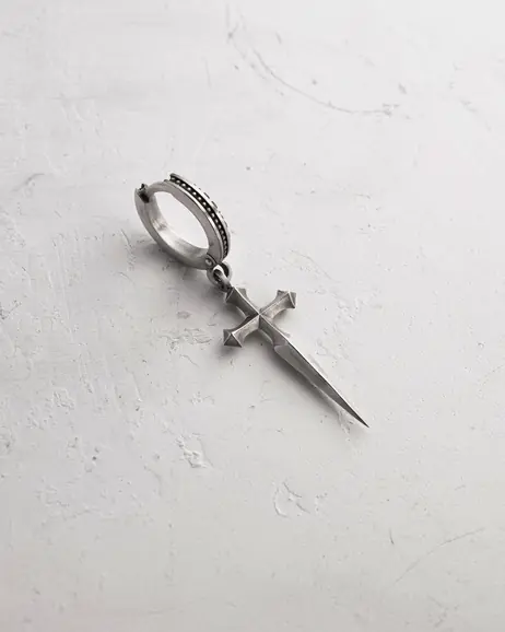 Srebrny kolczyk koło SWORD 3