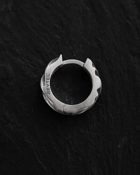 Srebrny kolczyk koło FORGED 2