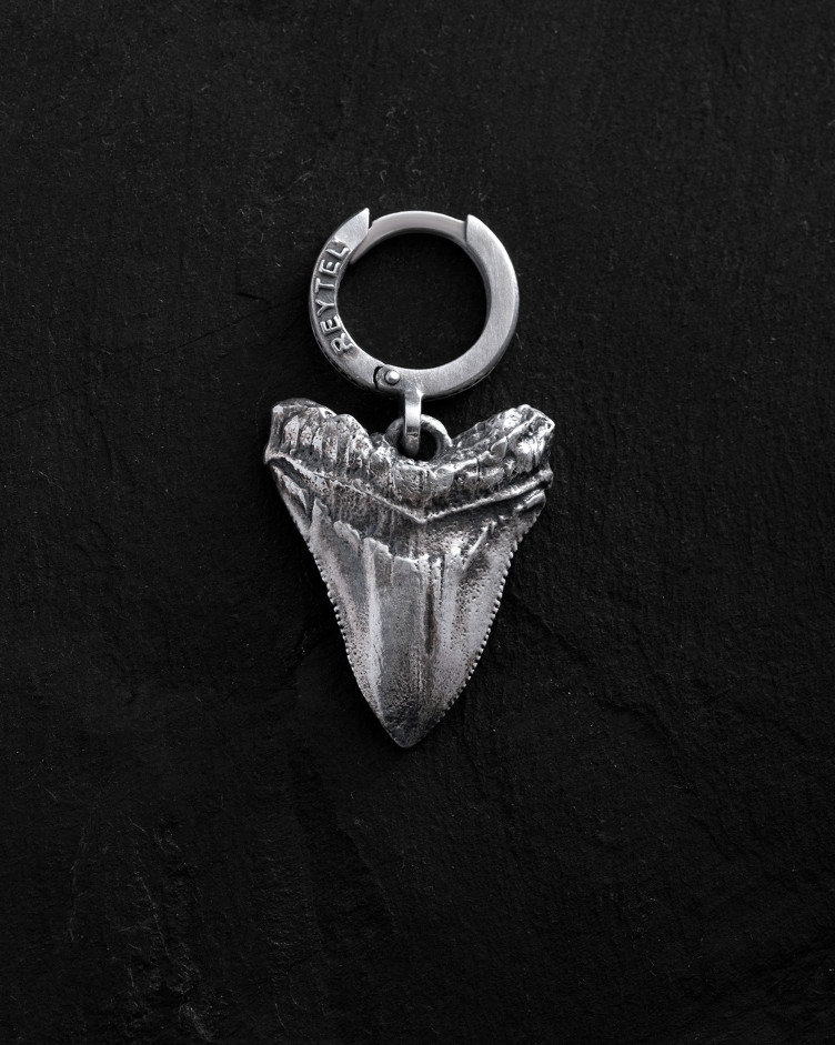 Srebrny pojedynczy kolczyk MEGALODON SHARK TOOTH
